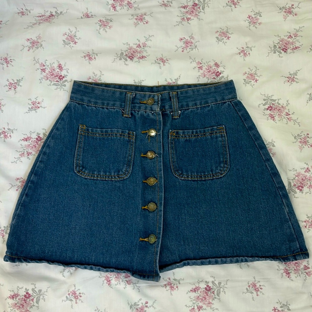Vintage buttoned, denim skirt.